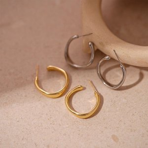 Boucles d'oreilles créoles géométriques en C dorées et argentées sur pierre naturelle