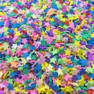 Gros plan de tranches d'argile polymère colorées en forme d'étoile pour loisirs créatifs
