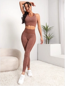 Detailansicht eines nahtlosen Yoga-Sets in Terrakotta mit Sport-BH und hoher Leggings