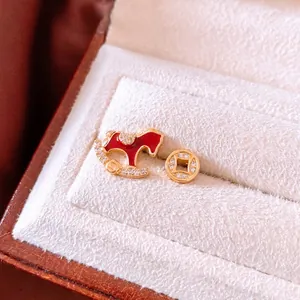 Boucles d'oreilles asymétriques plaquées or 18 carats avec cheval à bascule et zircon