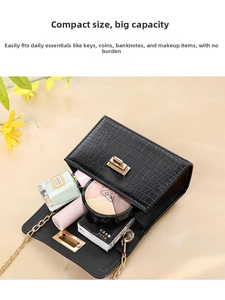 Internal storage of mini crocodile pattern jelly bag with makeup and gold chain strap