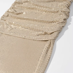 Détails des paillettes champagne scintillantes et du tissu d'une robe de soirée ajustée