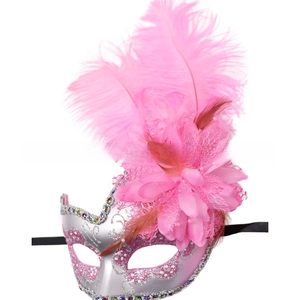 Dettaglio di piume di struzzo rosa e fiori di pizzo su una maschera d'argento