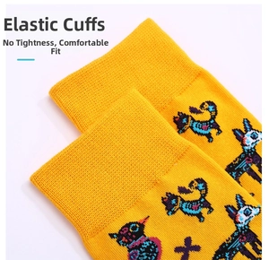 Detail der elastischen Rippbündchen an gelben Strickocken mit Pixel-Art-Tier-Motiven