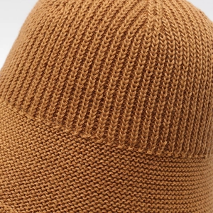 Nahaufnahme eines Strickhutes in Karamell mit Rippenmuster und feiner Textur