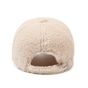 Beige Teddy-Fleece Baseballkappe mit weicher Textur und verstellbarer Metallschnalle