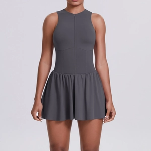 Dettaglio del vestito sportivo grigio con collo alto, zip nascosta e cuciture snellenti