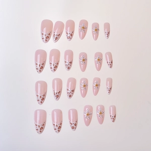 Faux ongles léopard rose style french avec pétales 3D et perles dorées élégantes