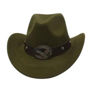 Dettaglio del cappello da cowboy in feltro verde oliva con cinturino in pelle e aquila