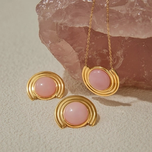 Parure de bijoux luxueuse en acier titane doré avec collier, boucles et gemme rose