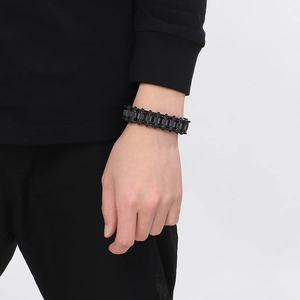 Gros plan d'un large bracelet chaîne de vélo noir pour homme au poignet en métal robuste
