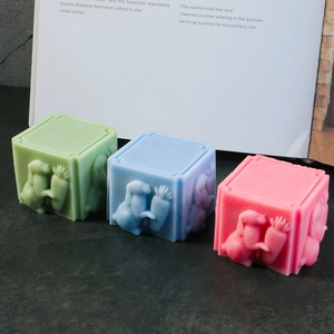 Relief détaillé de lapin et carotte sur des savons cubiques colorés au fini mat