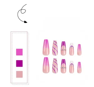 Détail de faux ongles ballerine longs avec dégradé violet, paillettes argent et strass