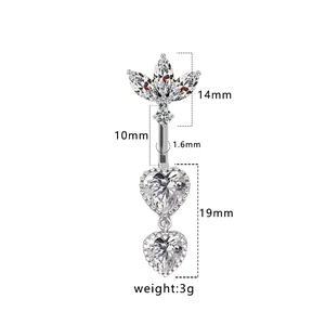 Vue macro du piercing de nombril argenté avec trèfle, doubles cœurs et dimensions