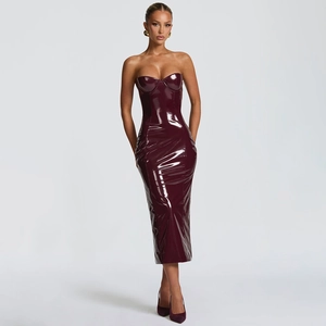 Robe longue moulante en cuir PU bordeaux brillant avec bustier dos nu pour femmes