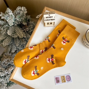 Détail d'une chaussette de Noël en coton gingembre avec motif renne et décor festif