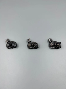 Dettaglio di tre gatti dormienti in resina nera per decorazione vasi da giardino