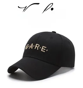 Dettaglio del ricamo dorato G.A.R.E. su un berretto da baseball in twill di cotone nero