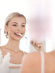 Azione della polvere sbiancante per denti che mostra la rimozione delle macchie