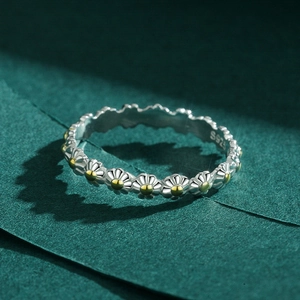 Minimalist S925 sterling silver daisy ring with gold center on green background