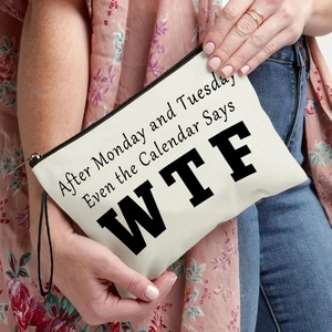 Trousse de maquillage en toile avec citation WTF tenue par un mannequin