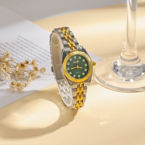 Montre à quartz élégante bicolore or et argent avec cadran vert émeraude et diamants