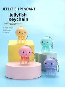 Détail de porte-clés méduse mignons et lumineux en rose, jaune, bleu et violet