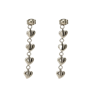 Détail de boucles d'oreilles cœur en argent avec rainures verticales et fini brillant