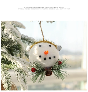 Dettaglio di ciondolo pupazzo di neve con aghi di pino e bacche su albero di Natale