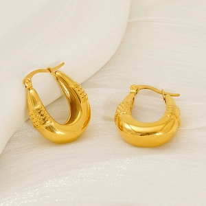 Boucles d'oreilles créoles dorées en forme de U avec motifs losanges texturés