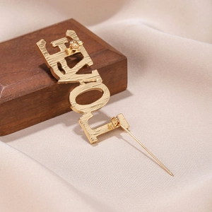Broche LOVE dorée avec strass et motif de lèvres pour accessoire de mode de Saint-Valentin