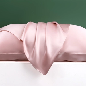 Roze kussensloop van 100% moerbeizijde 22 momme met glanzende afwerking en envelopsluiting