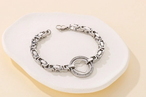 Bracelet à grosse chaîne argentée avec pendentif cœur et anneau serti de cristaux