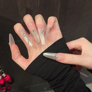 Faux ongles faits main effet œil de chat avec papillon argenté et strass