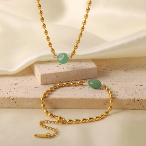 French vintage jewelry set with green stone beads and gold oval grain link chain