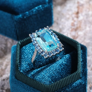 Bague en argent avec zircon bleu ciel rectangulaire et halo en boîte velours