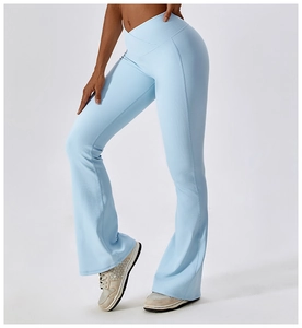 Détail du pantalon de yoga évasé bleu clair avec taille haute croisée en V élégante