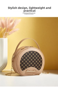 Détail du mini sac rond en similicuir beige avec motifs monogrammes marron élégants