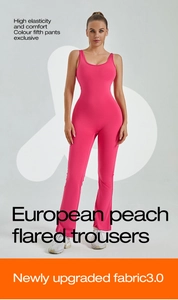 Detail eines pinken Yoga-Jumpsuits mit U-Ausschnitt und ausgestellter Hose in Matt-Optik