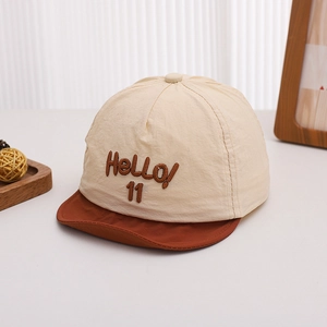 Détails de la casquette bébé beige et caramel avec broderie Hello 11 sur le devant