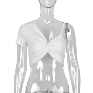 Crop top bianco in maglia a coste con design asimmetrico monospalla e nodo intrecciato