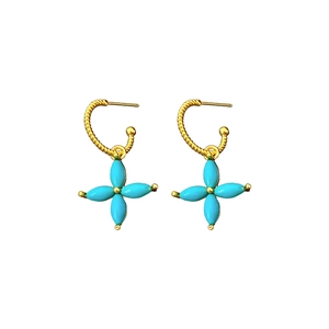 Elegant gold plated clover earrings with turquoise stones in a minimalist vintage style
