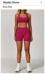 Dettaglio del set yoga rosso rosa con reggiseno sportivo e pantaloncini a vita alta fitness