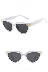 Dettagli degli occhiali da sole cat-eye bianchi con lenti grigie e fregi d'oro