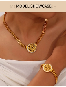 Vue détaillée du mannequin portant une parure de bijoux Fleur de Vie dorée et bracelet