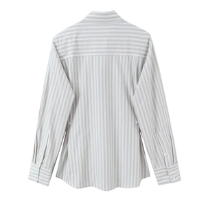 Chemise rayée décontractée pour femme avec épaulettes, vue arrière grise minimaliste