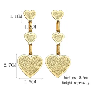 Boucles d'oreilles en acier titane doré 18 carats avec trois pendentifs cœur mats