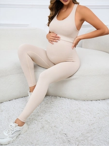 Détail d'un ensemble de yoga maternité extensible avec taille haute et tissu sans couture