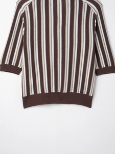 Detailansicht des braun gestreiften Polo-Strickshirts mit Rippbündchen und Saumstruktur