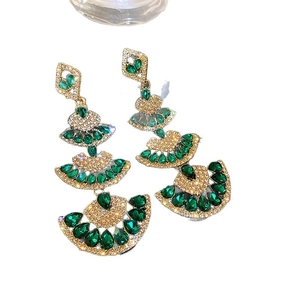 Boucles d'oreilles style palais avec strass verts sur base dorée vue de face détaillée
